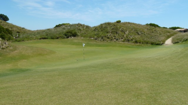 The 4th green at Barnbougle Dunes