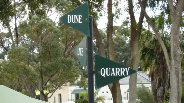 Direction sign for Joondalup Resort Quarry Dune Course