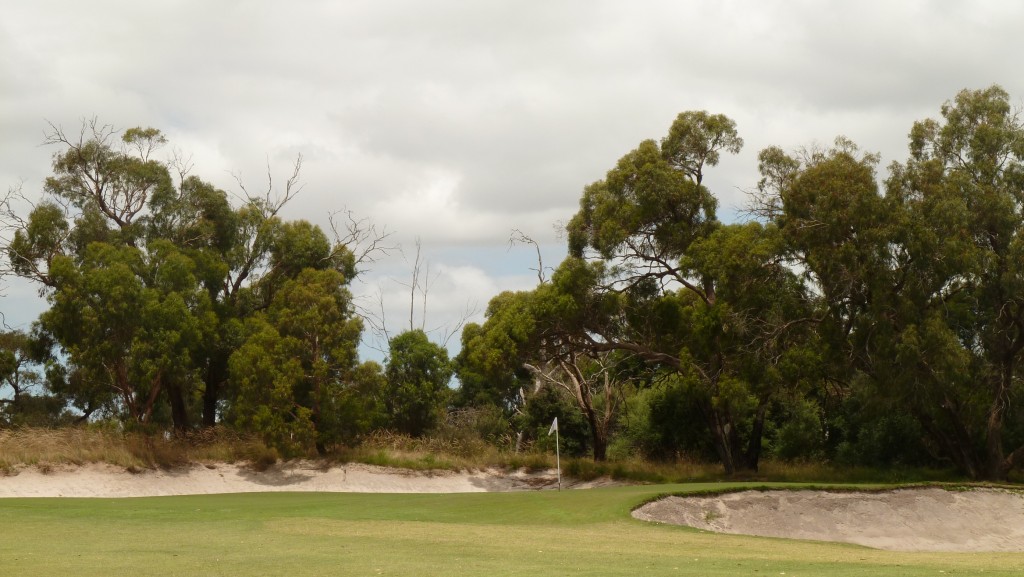 The 9th green at Peninsula Kingswood Country Golf Club North