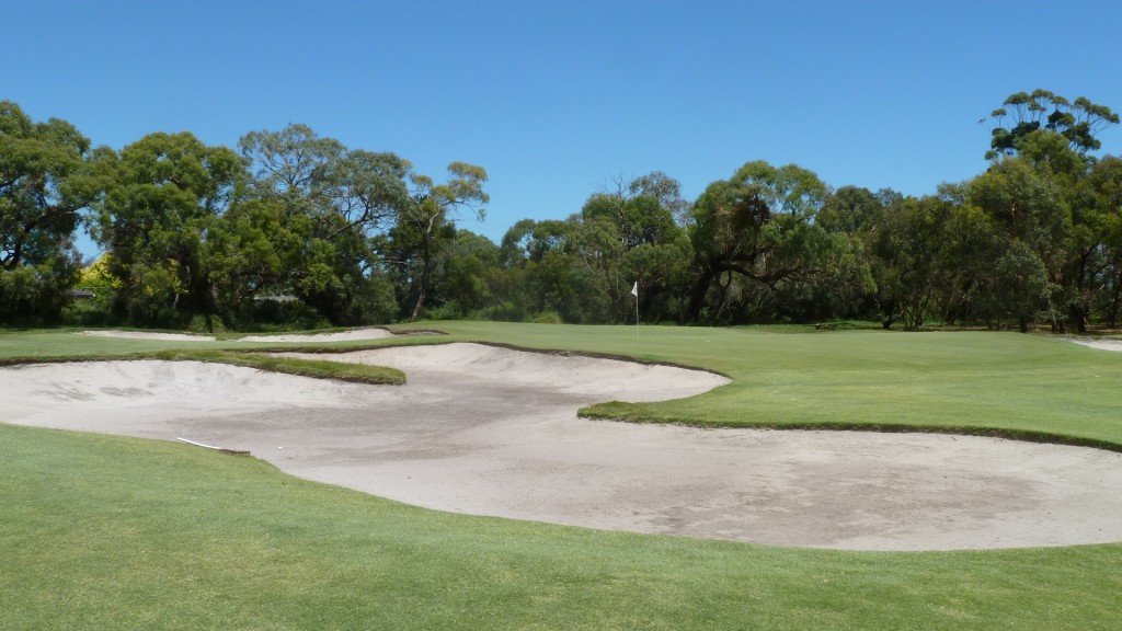 The 6th green at Peninsula Kingswood Country Golf Club South