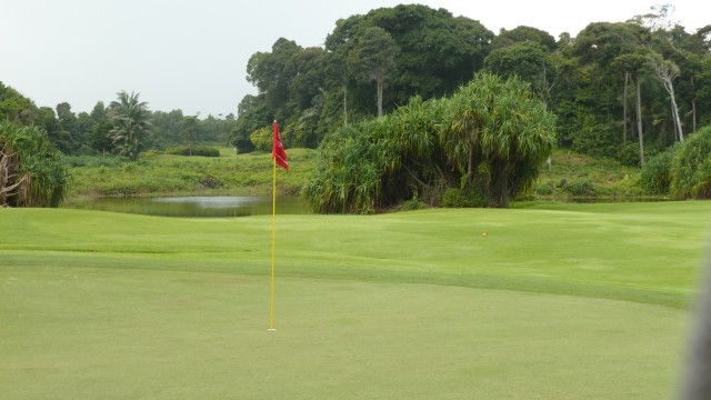 The 10th green at Ria Bintan Golf Club Ocean Course