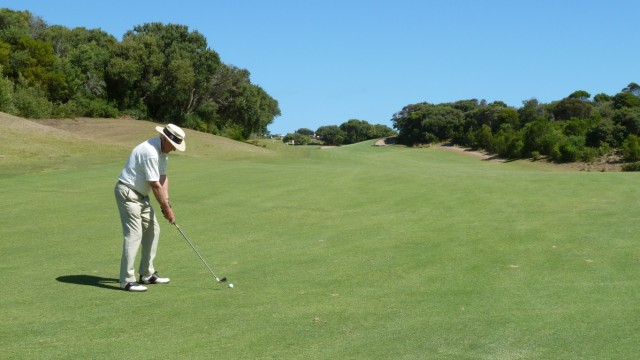 Barry playing on the 5th at The National Golf Club Old Course