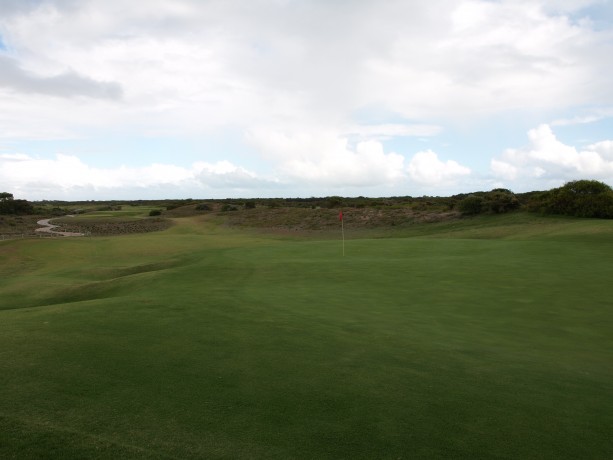 The 6th green at The Links Kennedy Bay