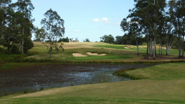 The 6th tee at Riverside Oaks Golf Resort Bungool Course