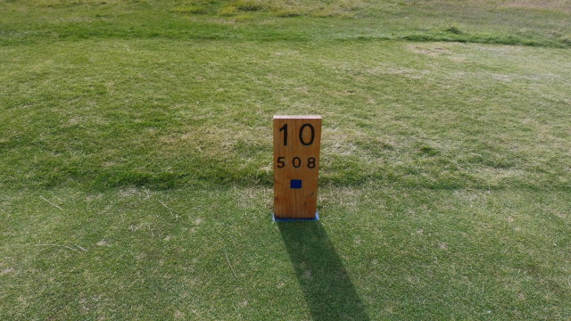 The tee marker at Thirteenth Beach Golf Links Creek Course