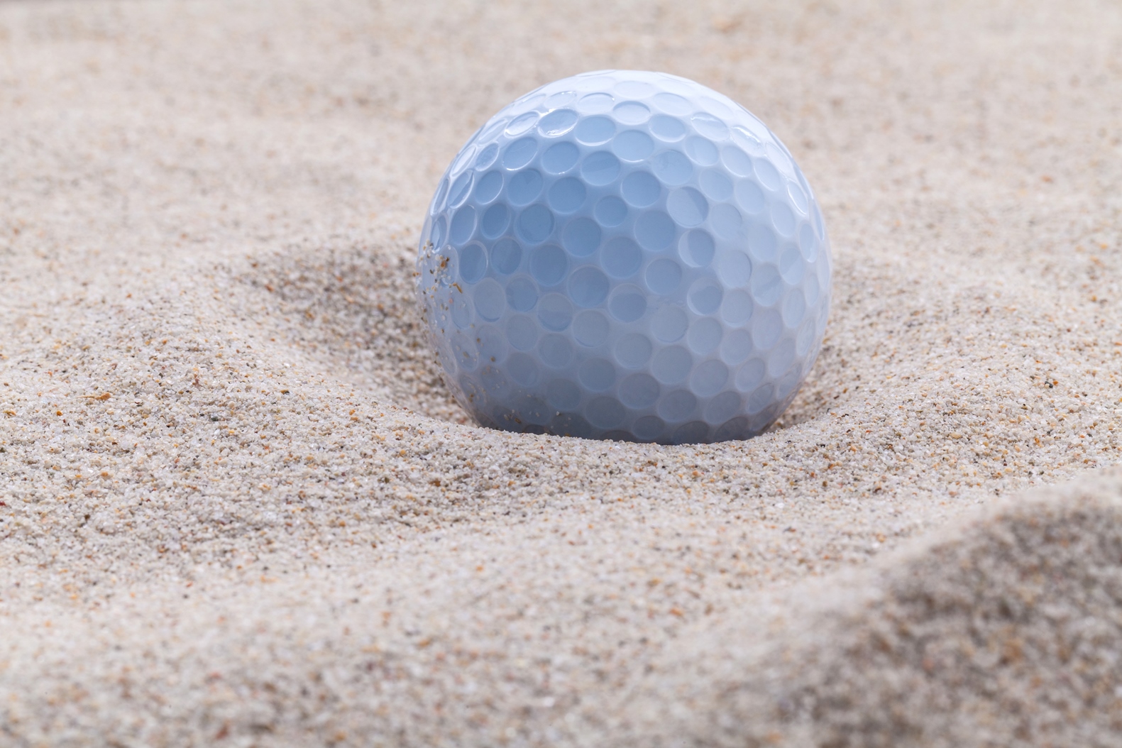 Ball resting in the bunker