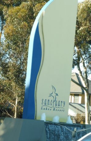 Entrance to Sanctuary Lakes Golf Club