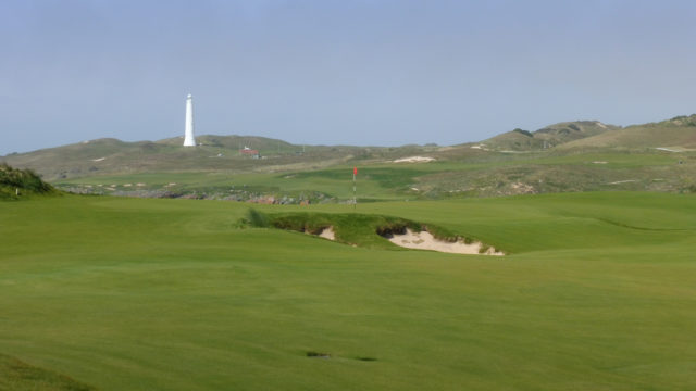 The 1st green at Cape Wickham Links